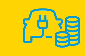 Die Darstellung eines Elektroautos, daneben steht ein Stapel Münzen.